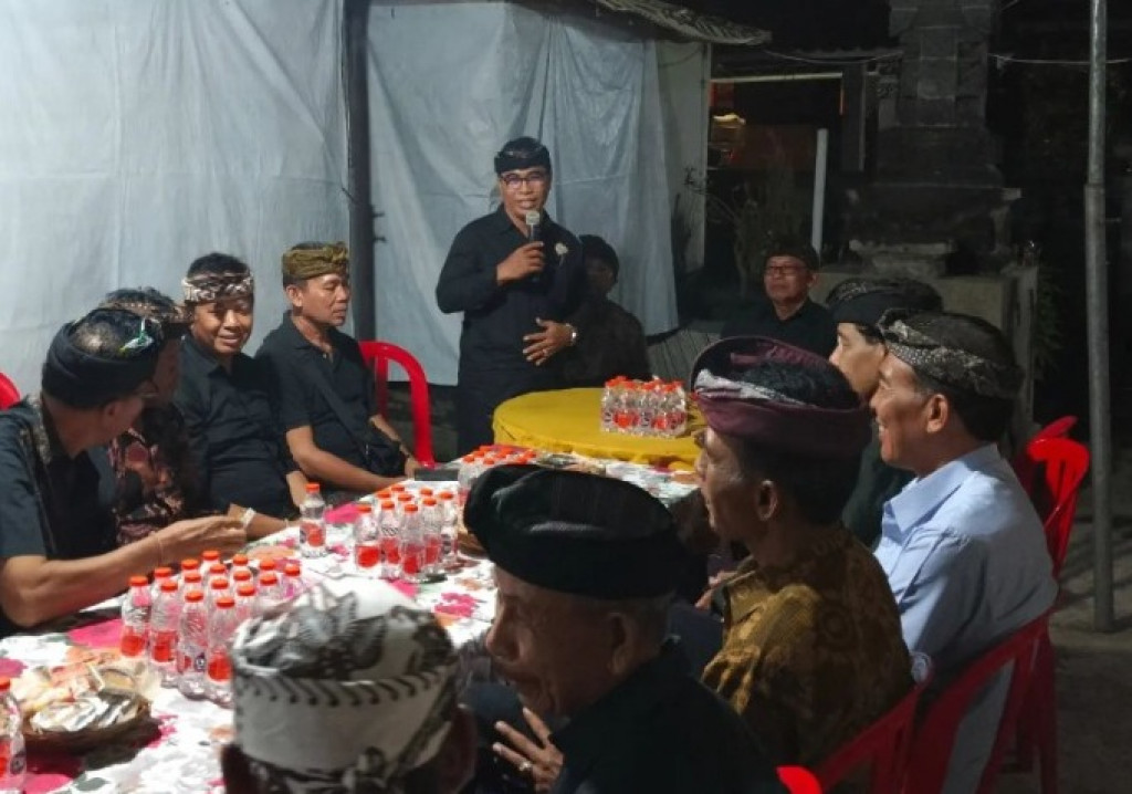 Kegiatan Penyerahan KK (Kartu Keluarga) Baru dan Akta Kematian di Banjar Untal-Untal, Desa Dalung